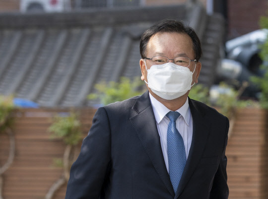 김부겸 국무총리 후보자. 사진은 3일 서울시 종로구 금융감독원 연수원에 마련된 인사청문회 준비 사무실로 출근하는 모습. 연합뉴스.